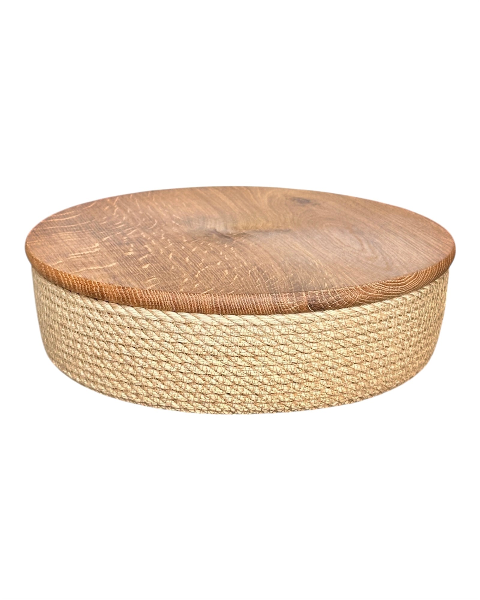 Håndlavet jutekurv med låg af eg Ø25×7 cm, stilfuld løsning til servering af snacks eller opbevaring af småting.