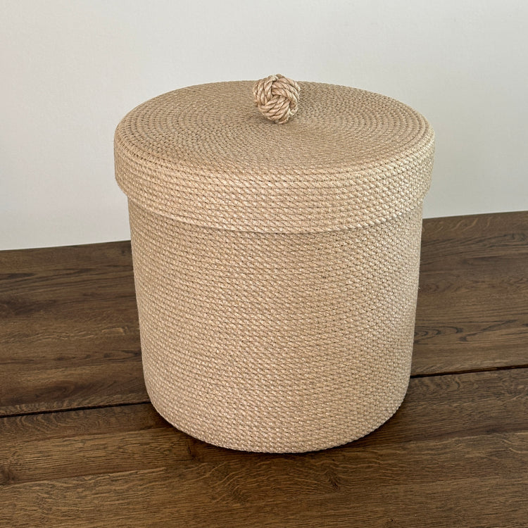 Kurv i jute, rund med låg, natur (h35xd35) – 1 stk.