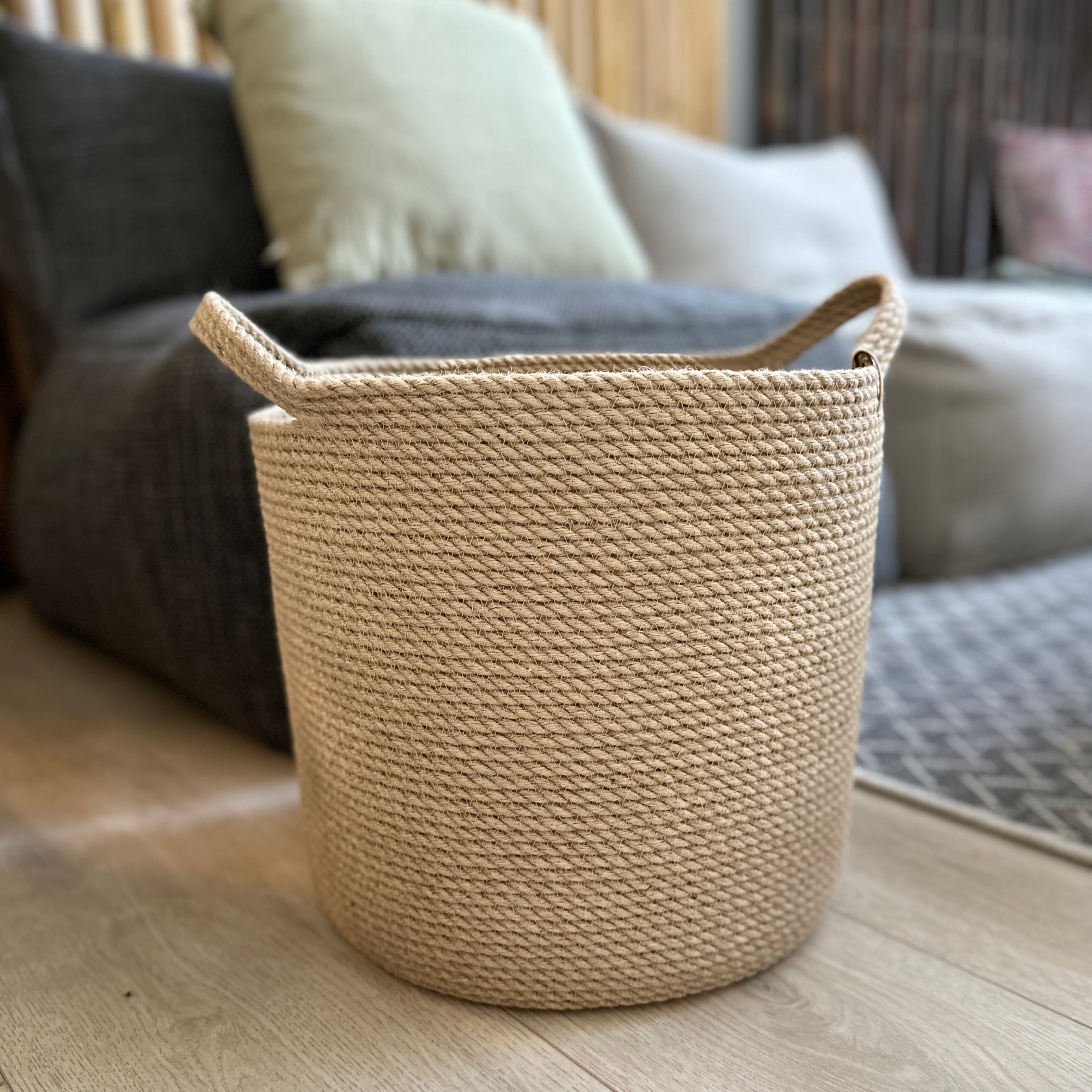 Håndlavet kurv i naturjute med praktiske håndtag – et bæredygtigt og funktionelt valg til opbevaring.