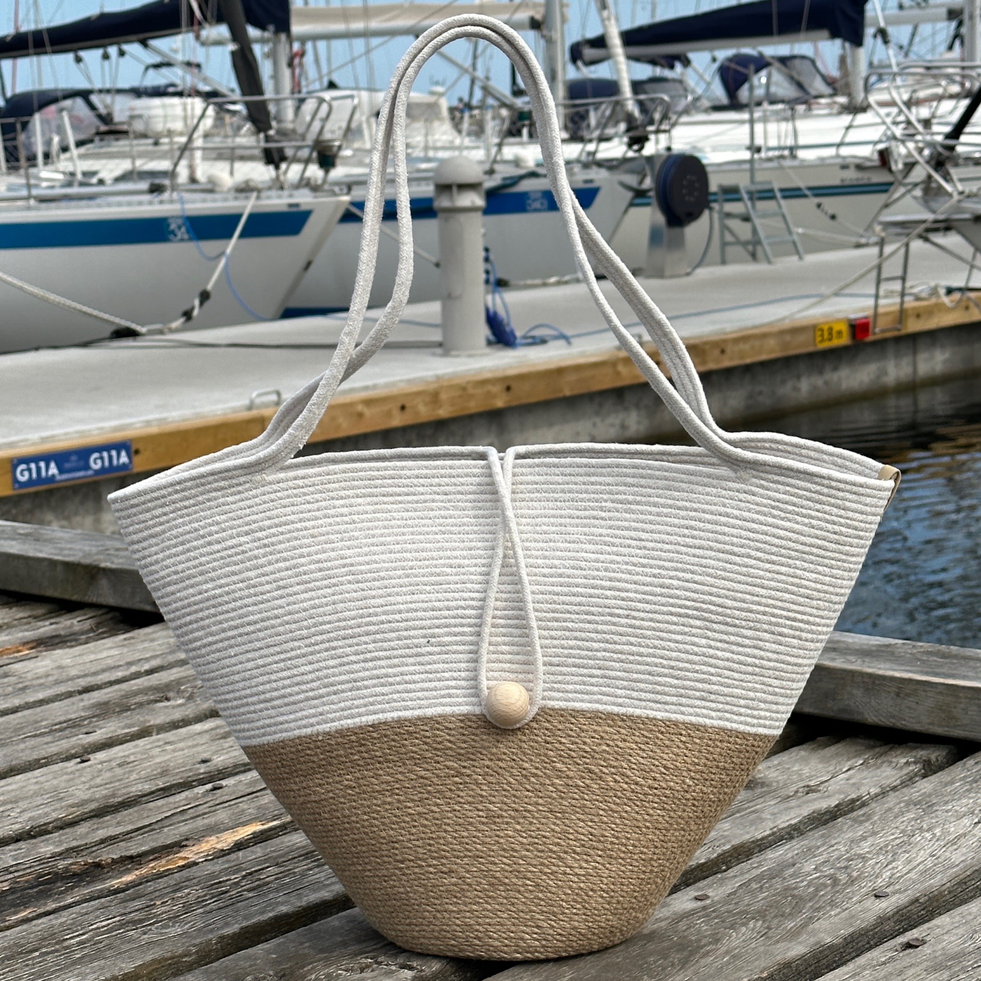 Stor taske af jute og bomuldssnor med trælukning og lange hanke. Et universelt tilbehør i høj kvalitet.