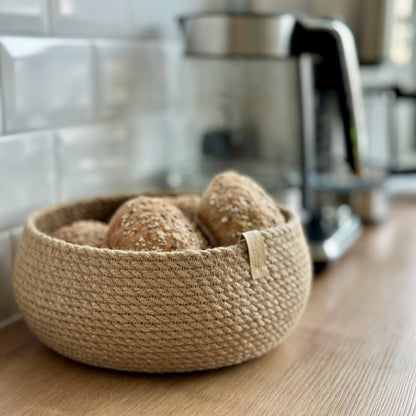 Lille håndlavet jutekurv, alsidig til opbevaring og servering.