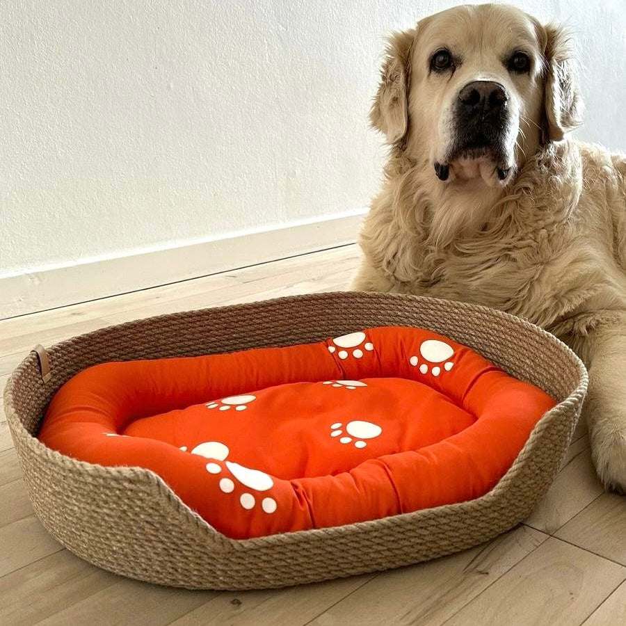 Miljøvenlig kæledyrsseng i jute med pote-mønster og håndlavet finish – komfort og stil i ét