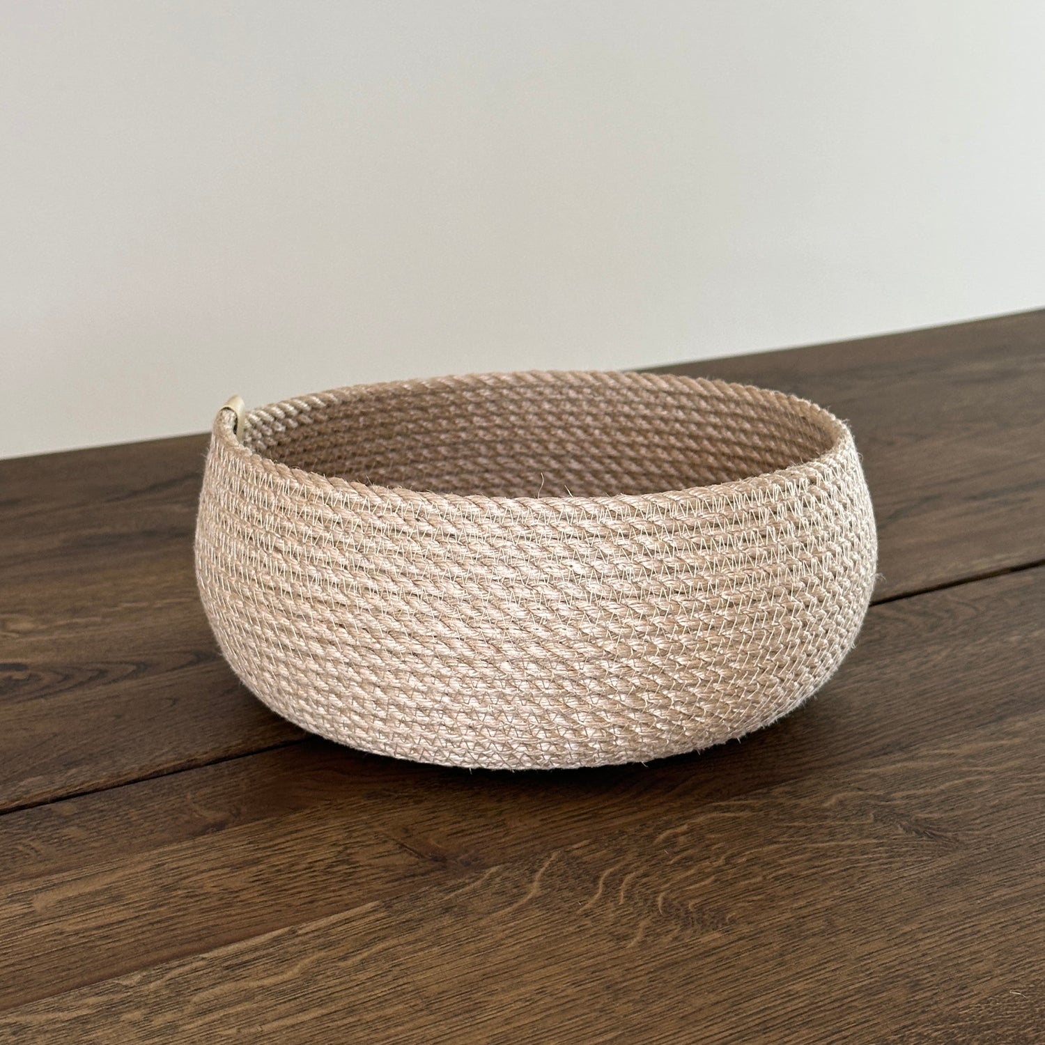 Rund jutekurv i tøndeform, diameter 20 cm, højde 10 cm. Håndlavet af naturlig jute i premium kvalitet. Et bæredygtigt og holdbart design til en stilren og funktionel indretning.