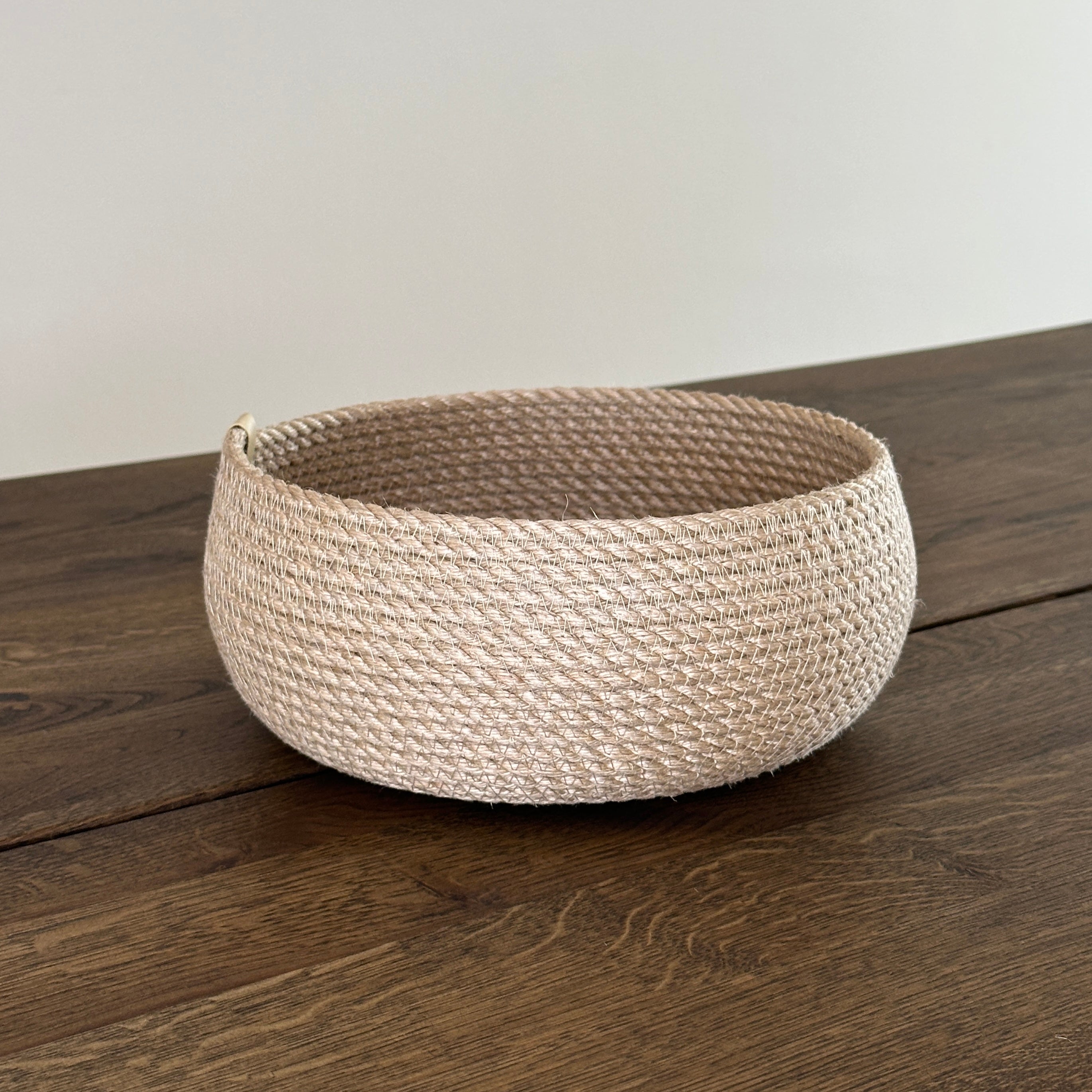 Rund jutekurv i tøndeform, diameter 20 cm, højde 10 cm. Håndlavet af naturlig jute i premium kvalitet. Et bæredygtigt og holdbart design til en stilren og funktionel indretning.