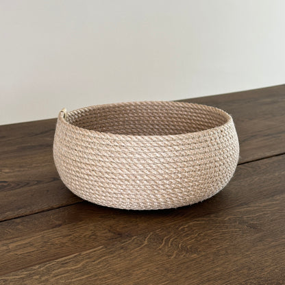 Rund jutekurv i tøndeform, diameter 20 cm, højde 10 cm. Håndlavet af naturlig jute i premium kvalitet. Et bæredygtigt og holdbart design til en stilren og funktionel indretning.