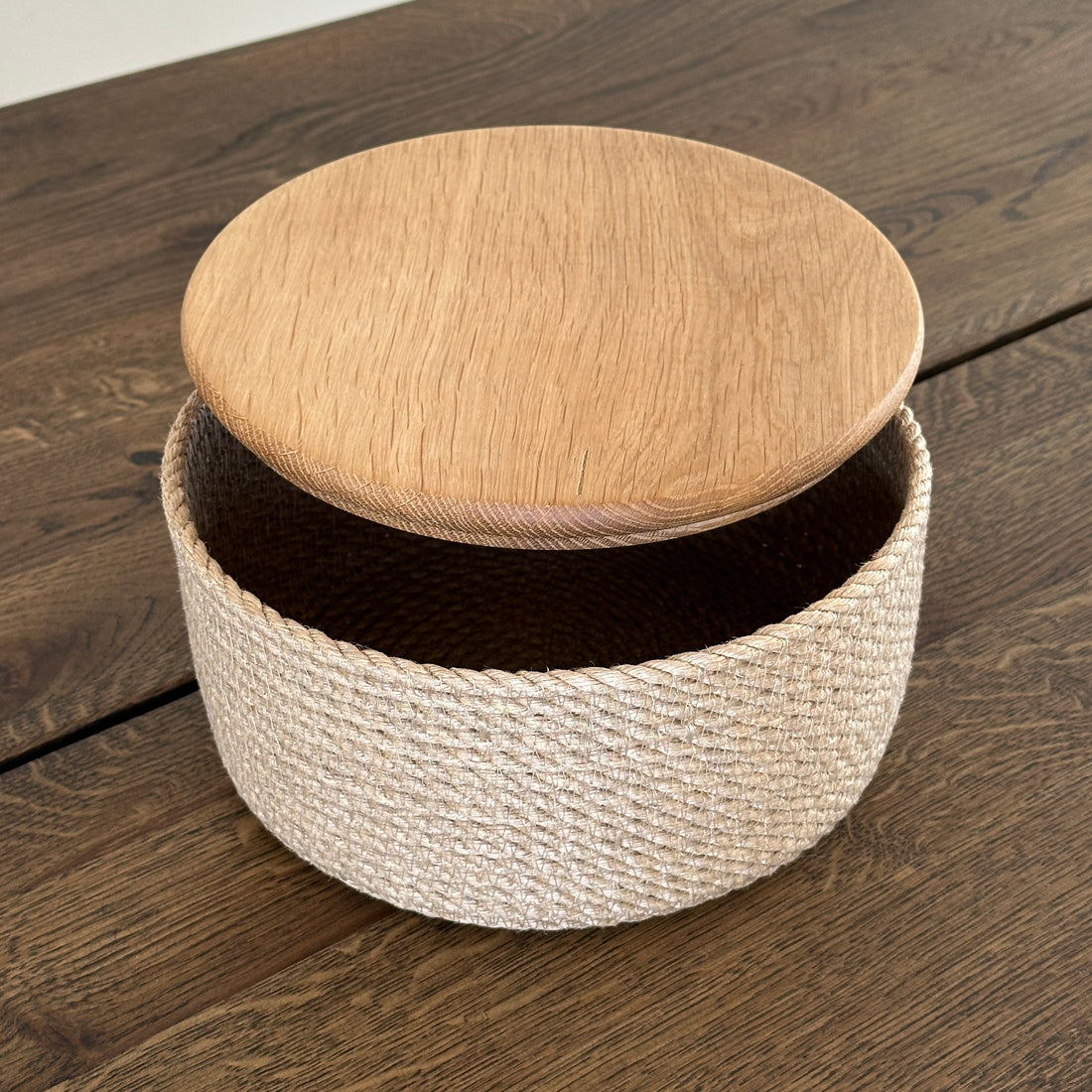 Håndlavet jutekurv med trælåg. Et bæredygtigt og stilfuldt valg til hjemmet.