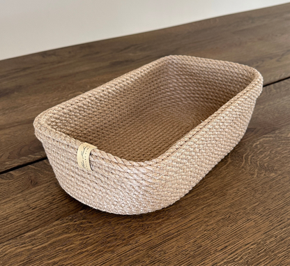 Jutekurv med ombuk. Håndlavet og ideel til servering af brød og opbevaring af små håndklæder.