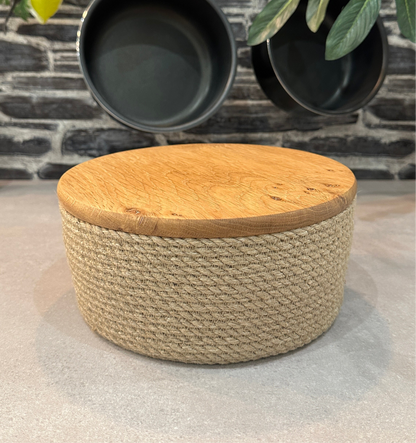 Håndlavet jute kurv med låg i massiv eg – praktisk og stilfuld, 10 cm høj.
