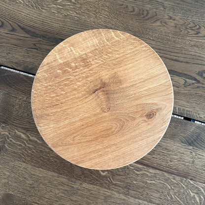 Flad håndlavet jutekurv med trælåg. Et alsidigt og bæredygtigt valg til hjemmet.