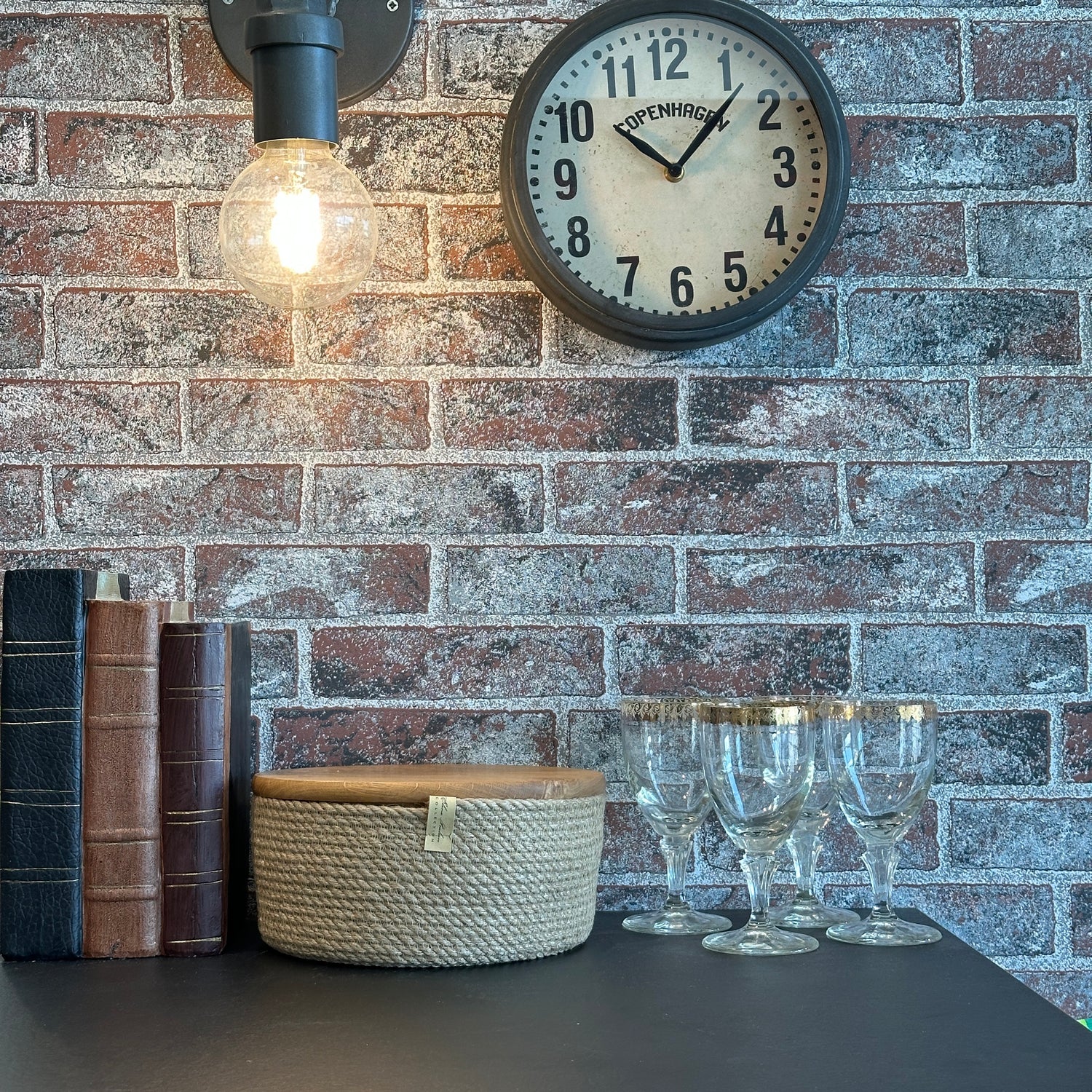 Kvalitetskurv i jute med låg af eg, 10 cm høj. Bæredygtig og håndlavet til praktisk opbevaring.