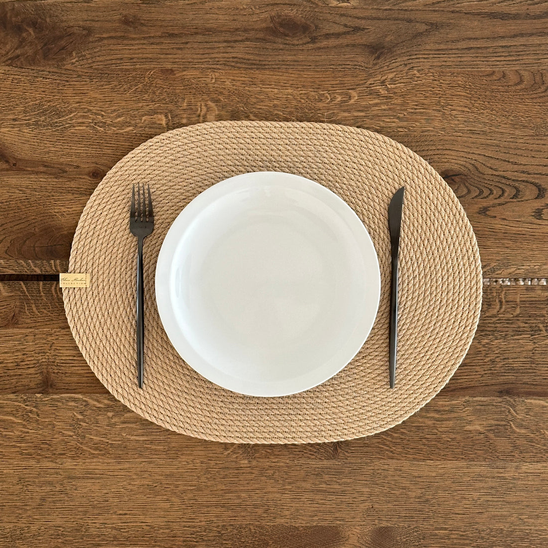 Oval håndlavet jutedækkeserviet, holdbar og bæredygtig, perfekt til borddækning og beskyttelse af bordet.