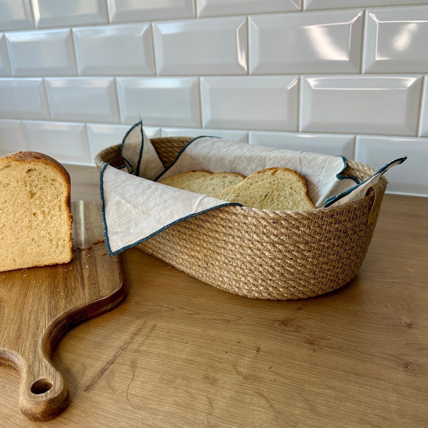 Oval kurv af naturlig jute, håndlavet. Et holdbart og miljøvenligt produkt, perfekt til servering af brød eller opbevaring af småting.