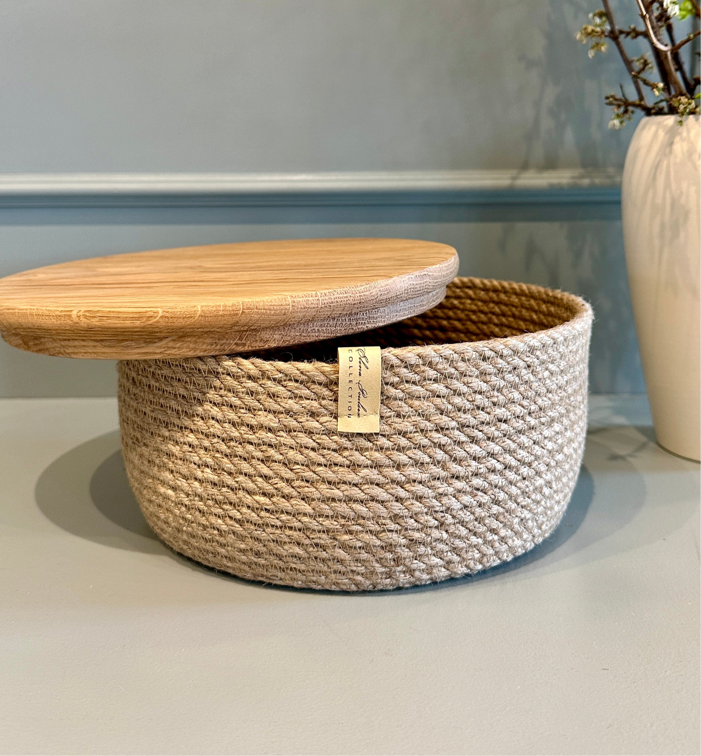 Kurv i jute med låg i egetræ – 10 cm høj og perfekt til bæredygtig opbevaring.