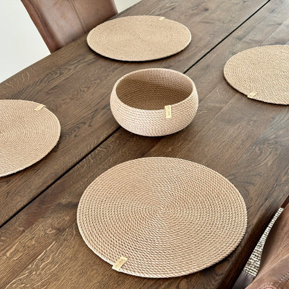 Øko-sæt: fire runde dækkeservietter i jute Ø37 cm og en rund tøndeformet kurv 20×10 cm. Naturlig struktur, premiumkvalitet, perfekt til stilfuld borddækning.