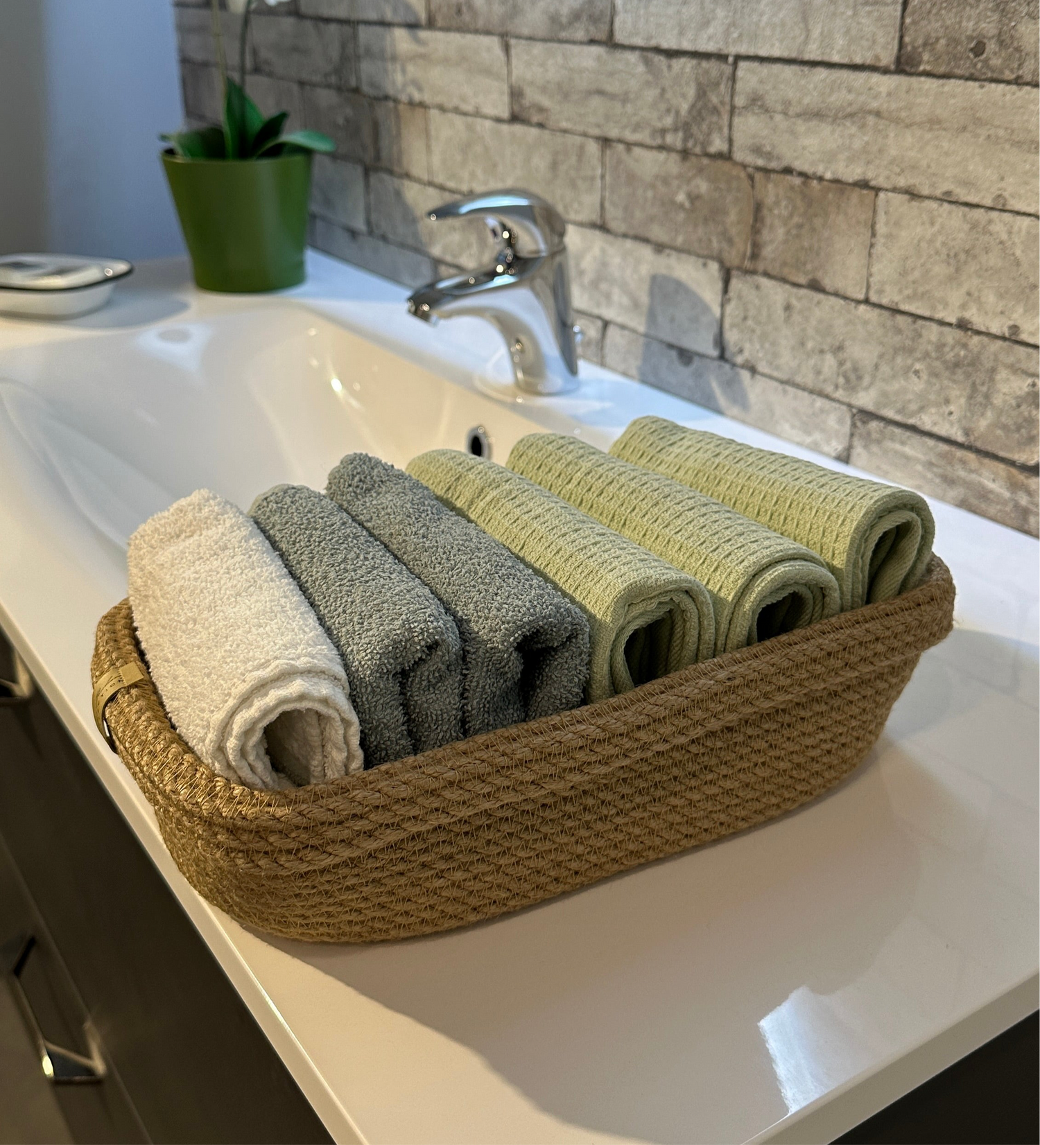 Oval kurv med ombuk af naturjute, håndlavet til opbevaring af små håndklæder på badeværelset