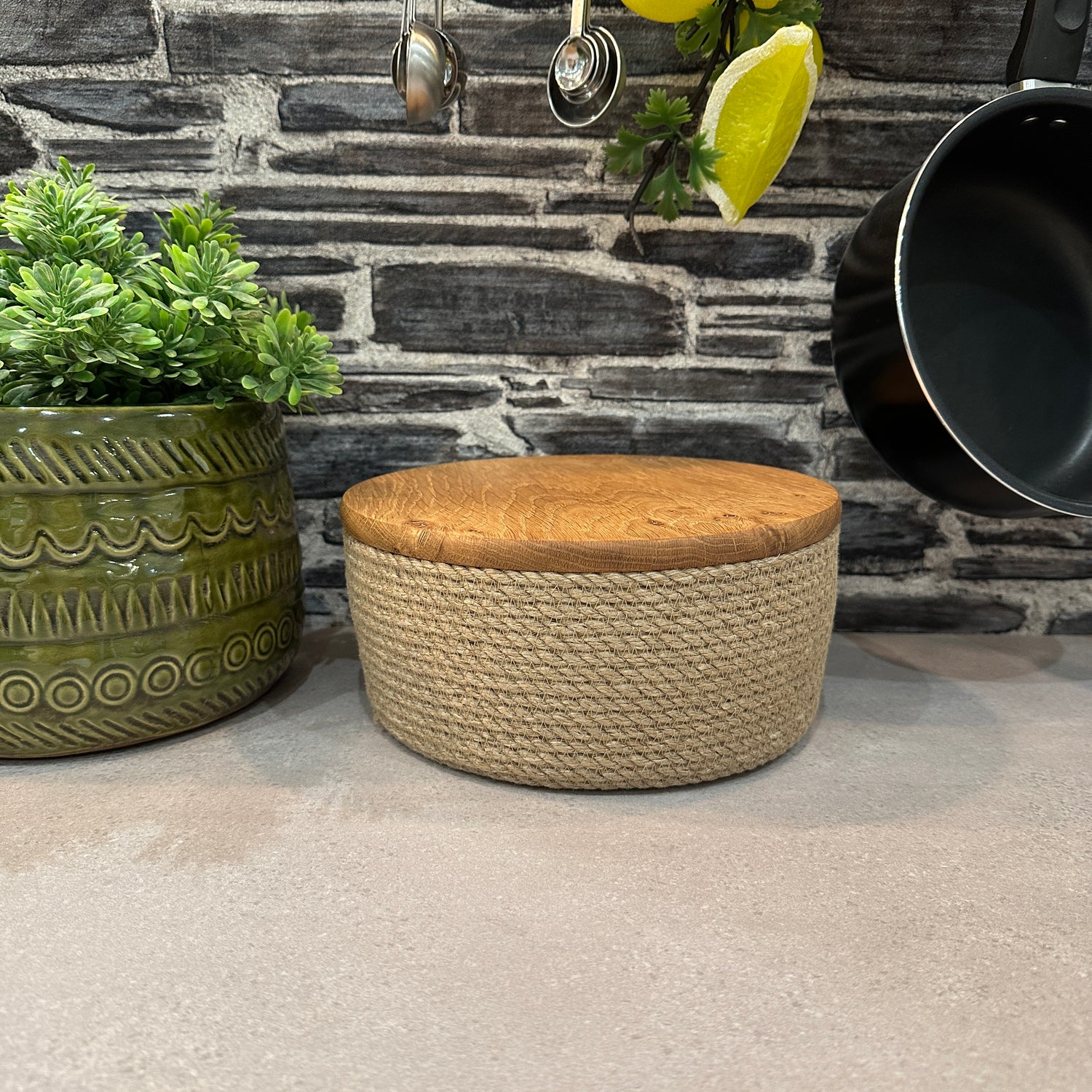 Kompakt kurv i jute med egetræslåg – 10 cm høj, ideel til småting og daglig opbevaring.