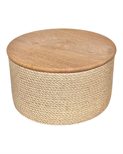 Jutekurv med låg af eg Ø25×15 cm, håndlavet, robust og elegant, til opbevaring af tørret frugt, småkager eller køkkenredskaber.