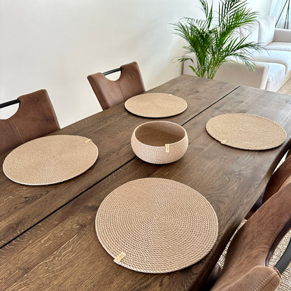 Håndlavet sæt: fire store dækkeservietter af jute Ø37 cm og en tøndeformet kurv 20×10 cm. Bæredygtigt design, stærkt materiale og alsidig anvendelse.
