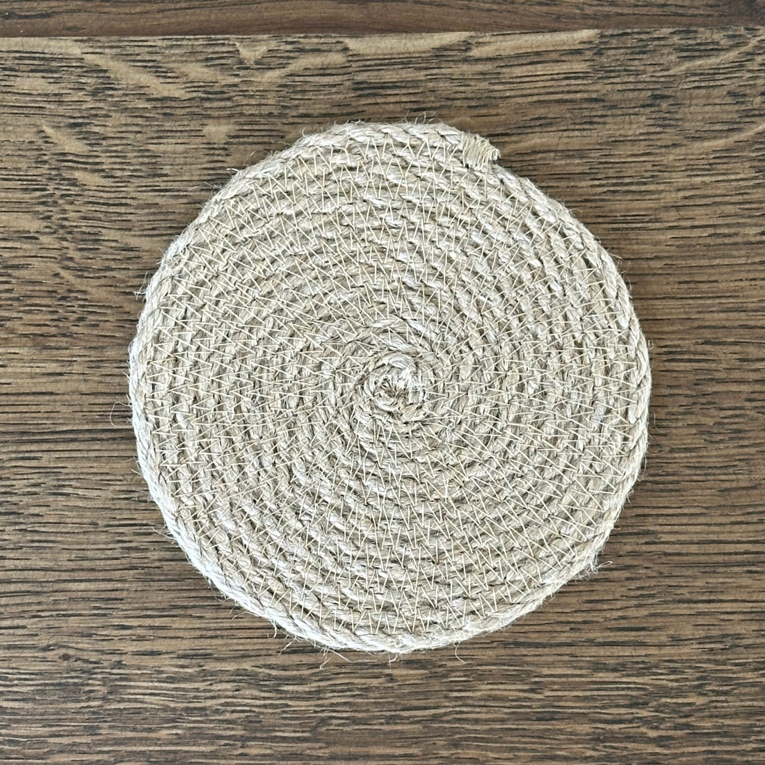 Håndsyet jute glasbrik – robust, tidløs og miljøvenlig. Ideel til glas, kopper og krus, og samtidig en smuk detalje til din borddækning.