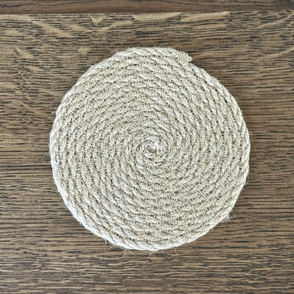 Håndsyet jute glasbrik – robust, tidløs og miljøvenlig. Ideel til glas, kopper og krus, og samtidig en smuk detalje til din borddækning.