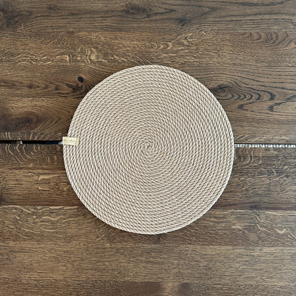Rund håndlavet dækkeserviet i 100% naturlig jute, bæredygtigt tilbehør til stilfuld borddækning.