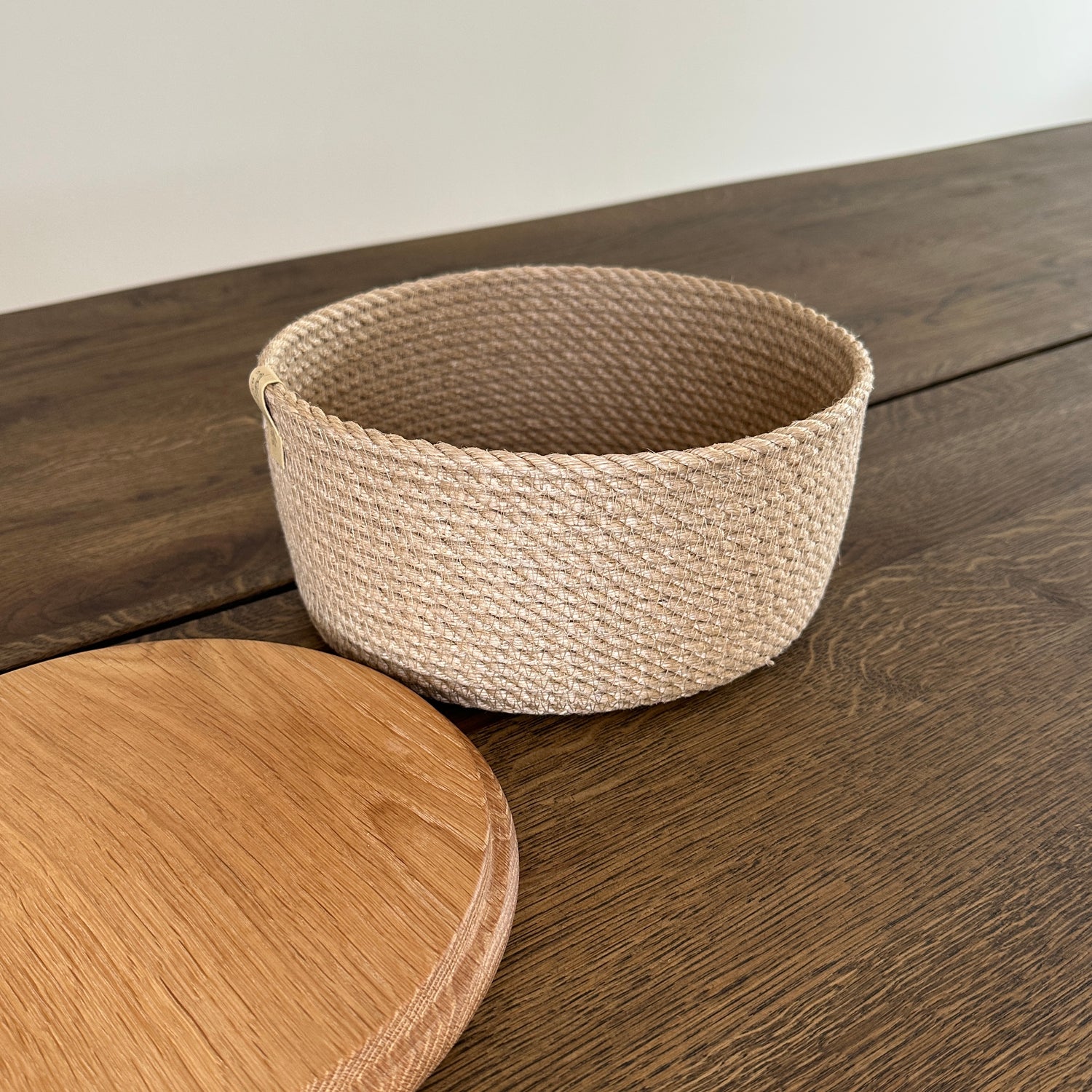 Solid rund kurv af jute med låg i massivt egetræ. Velegnet til opbevaring af småting og som dekorativ detalje.