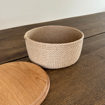 Solid rund kurv af jute med låg i massivt egetræ. Velegnet til opbevaring af småting og som dekorativ detalje.
