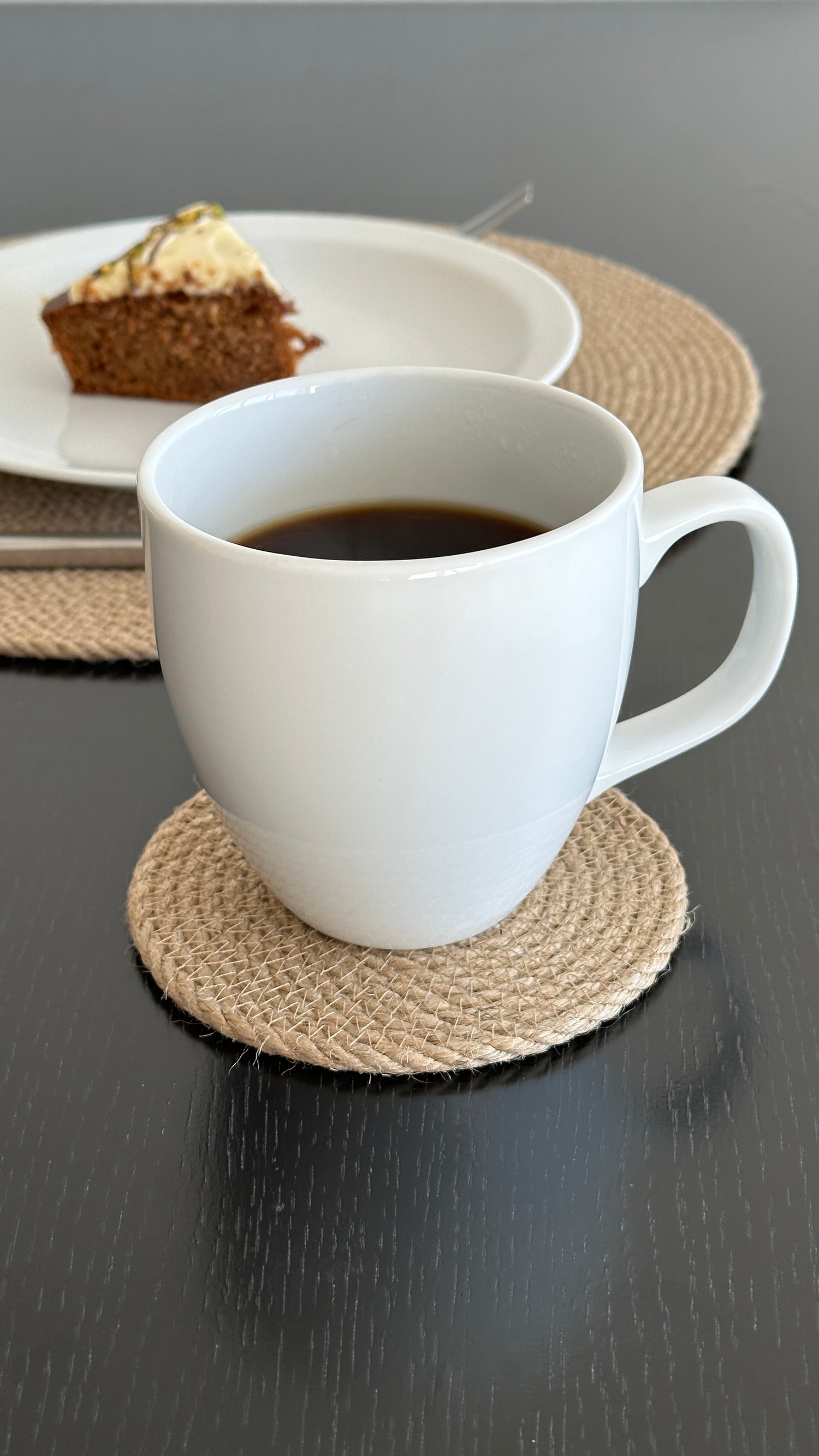 Jute glasbrik (11 cm) håndlavet  — et stilfuldt og praktisk indslag i indretningen. Naturlig varme og pålidelig beskyttelse af bordets overflade.