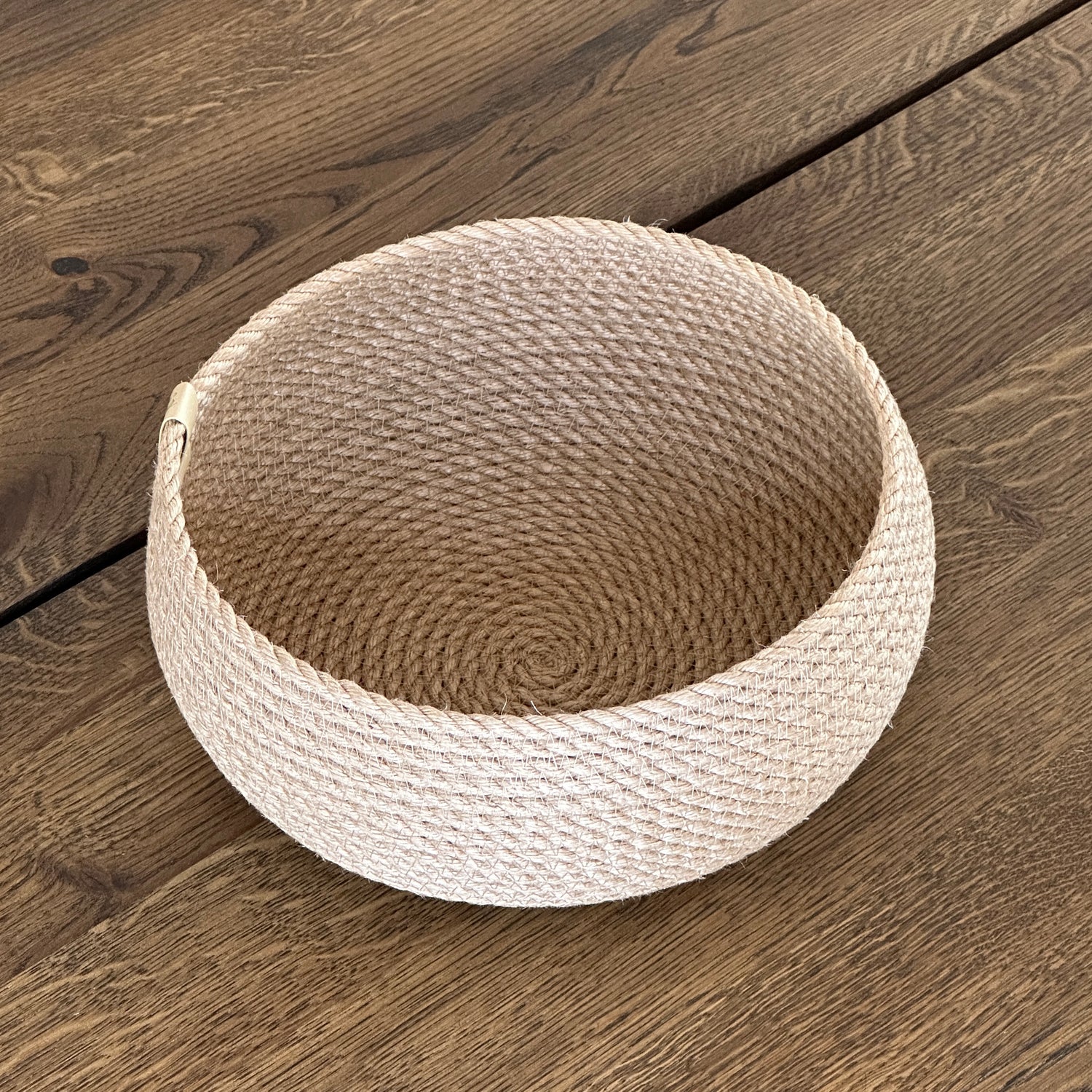 Jutekurv i afrundet form, håndlavet. Et æstetisk valg til opbevaring af småting og som dekoration i hjemmet.