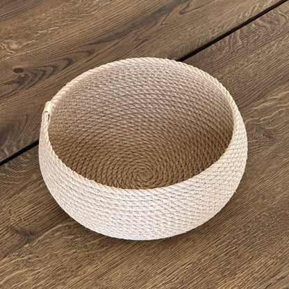 Jutekurv i afrundet form, håndlavet. Et æstetisk valg til opbevaring af småting og som dekoration i hjemmet.