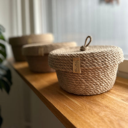 Kompakt kurv i jute med låg – bæredygtig og velegnet til bad, køkken eller soveværelse.