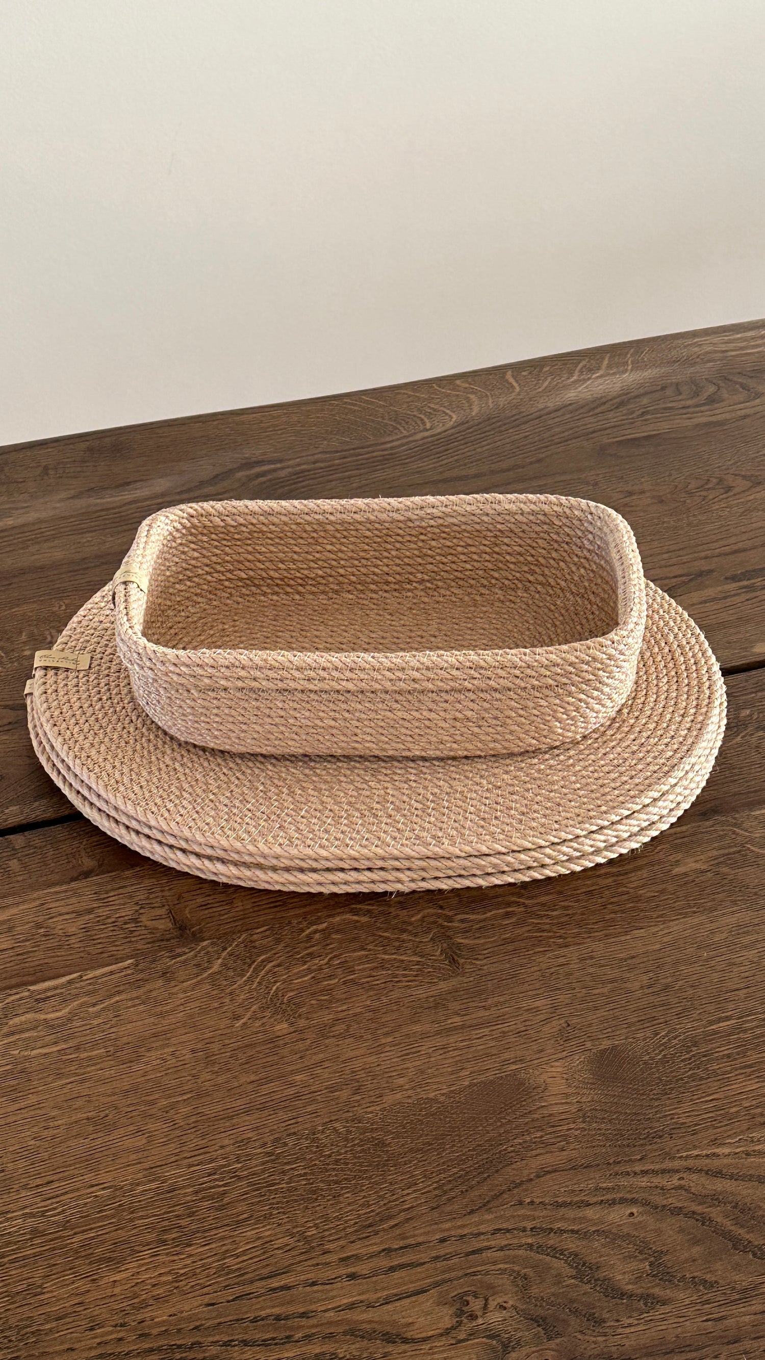 Sæt med dækkeservietter og kurv. Dækkeserviet i jute, oval, natur (l43xb33) - 4 stk. + Kurv i jute, oval med ombuk, natur (h8xl30xb16)