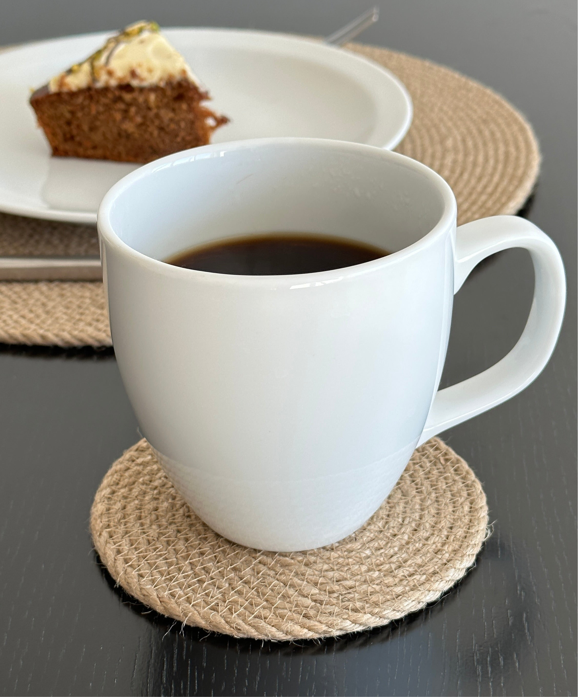 Glasbrik i håndlavet jute – naturlig og bæredygtig løsning til at beskytte dit bord mod varme og fugt. Perfekt til både hverdagsbrug og hyggelige kaffestunder.
