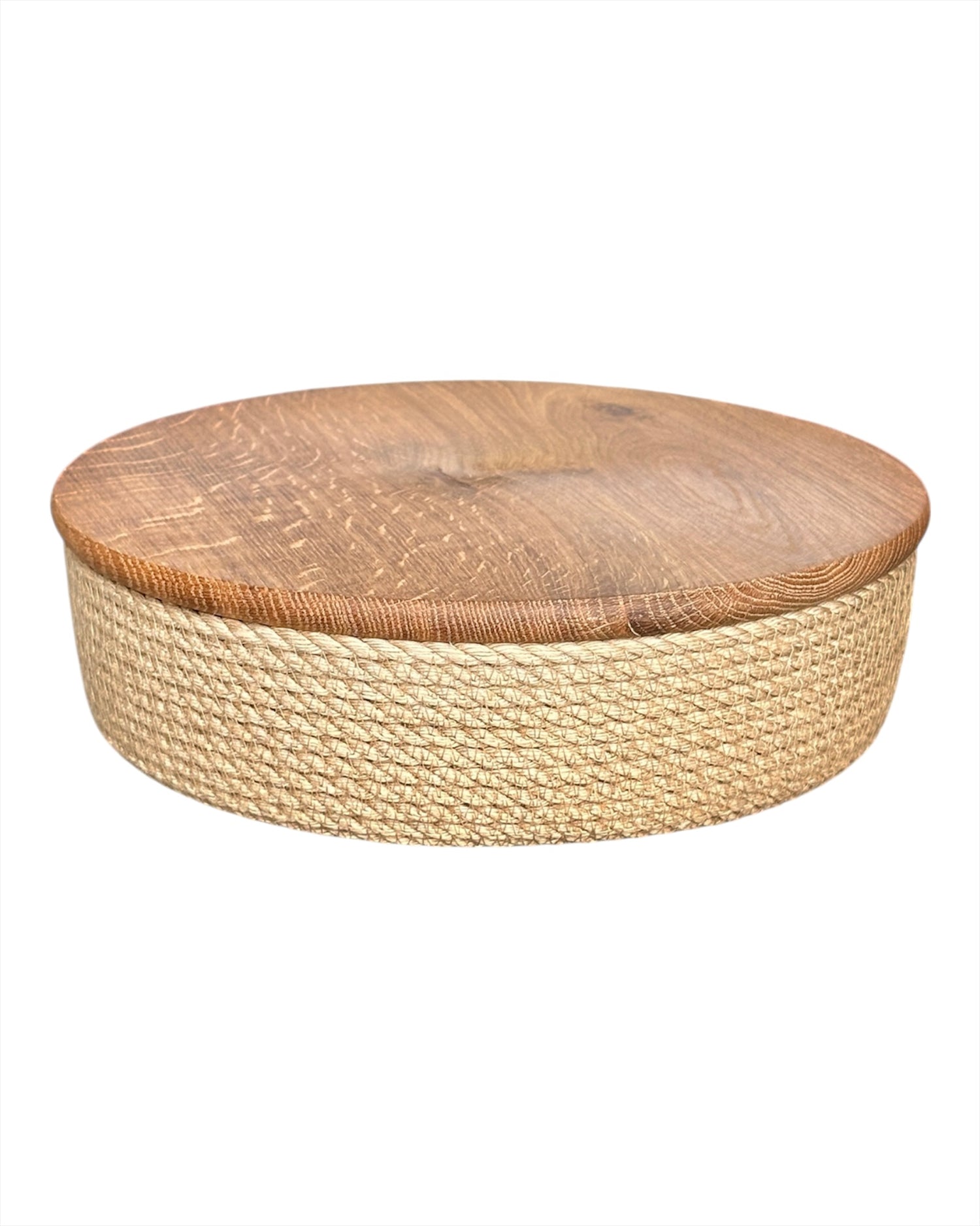 Håndlavet jutekurv med låg af eg Ø25×7 cm, stilfuld løsning til servering af snacks eller opbevaring af småting.
