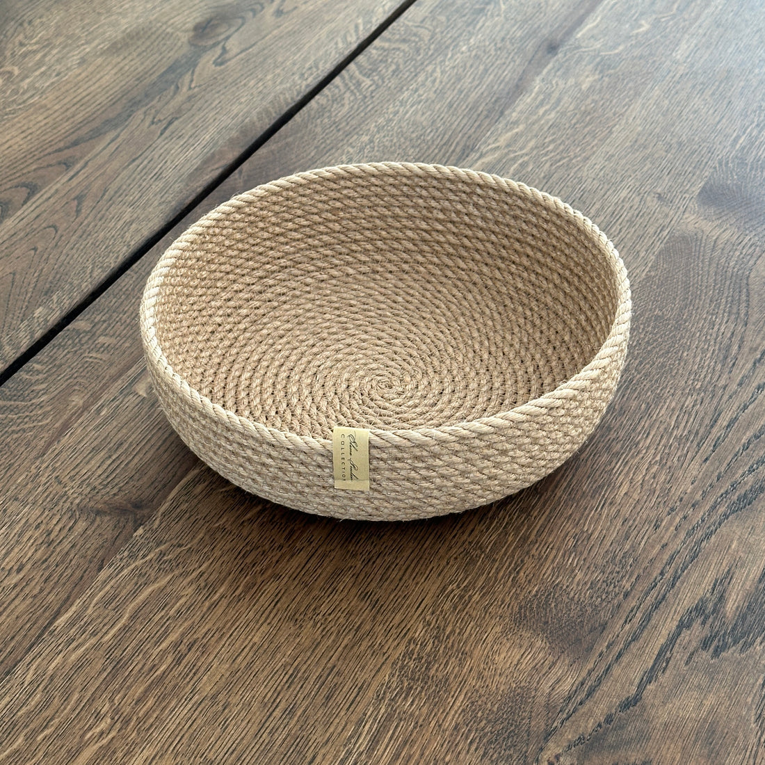 Rund kurv af naturlig jute, robust og miljøvenlig, håndlavet.