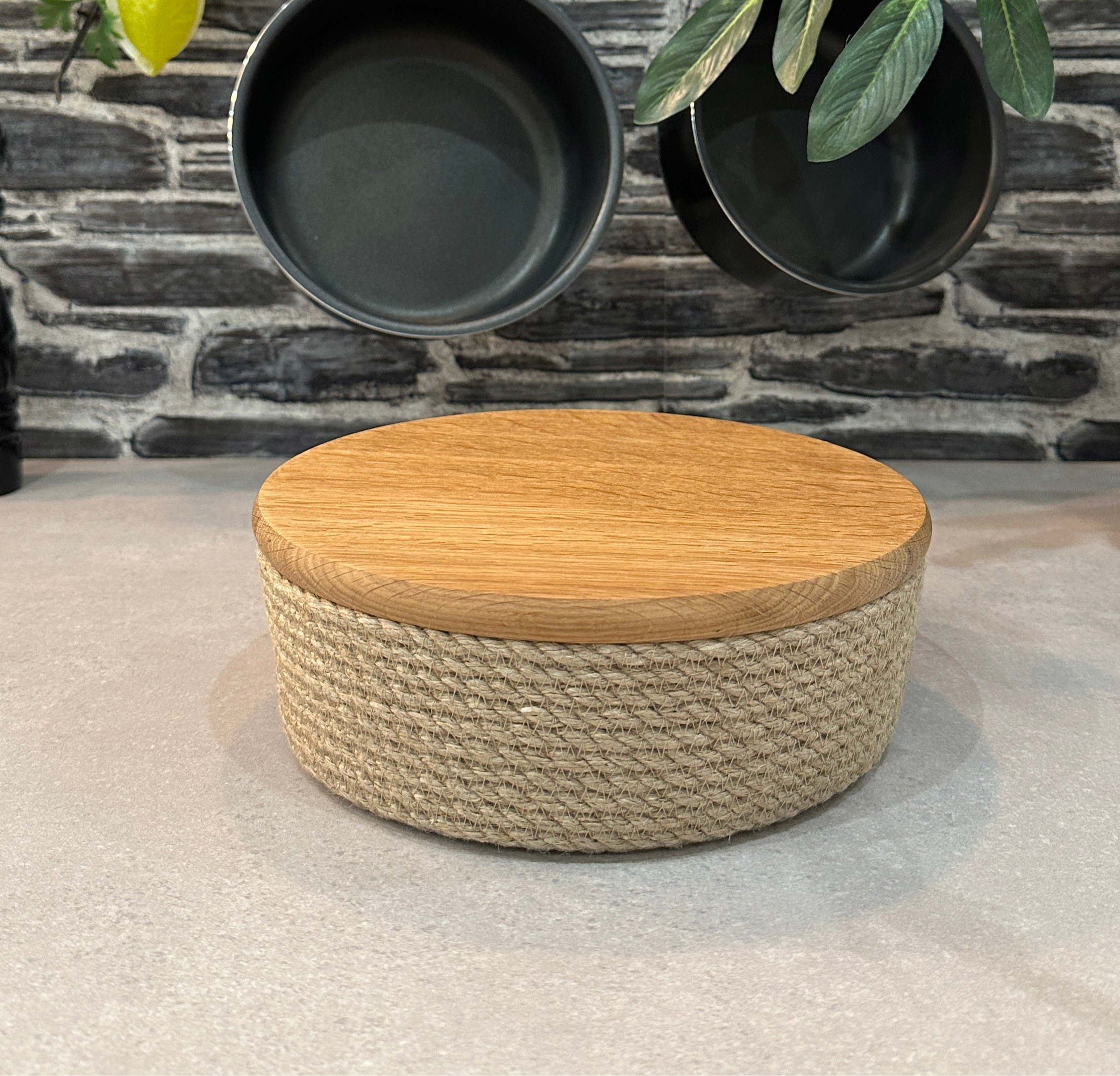 Lav jute kurv med egetræslåg, 7 cm høj. Håndlavet og ideel til opbevaring af småting i hjemmet.