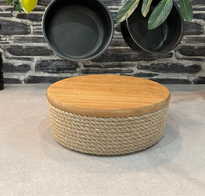 Lav jute kurv med egetræslåg, 7 cm høj. Håndlavet og ideel til opbevaring af småting i hjemmet.