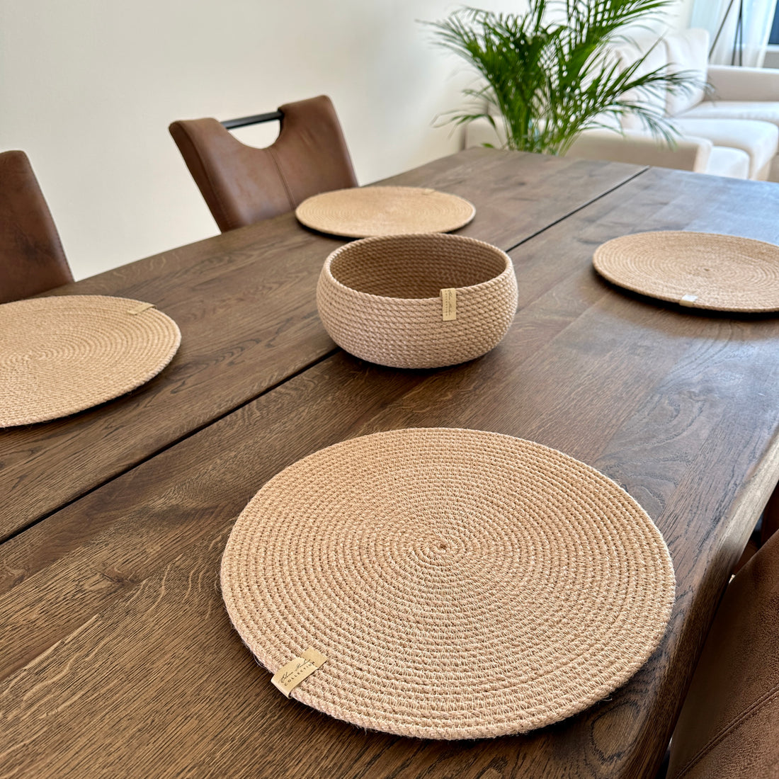Øko-sæt: fire runde dækkeservietter i jute Ø33 cm og en rund tøndeformet kurv 20×10 cm. Naturlig struktur, premiumkvalitet, perfekt til borddækning i skandinavisk stil.