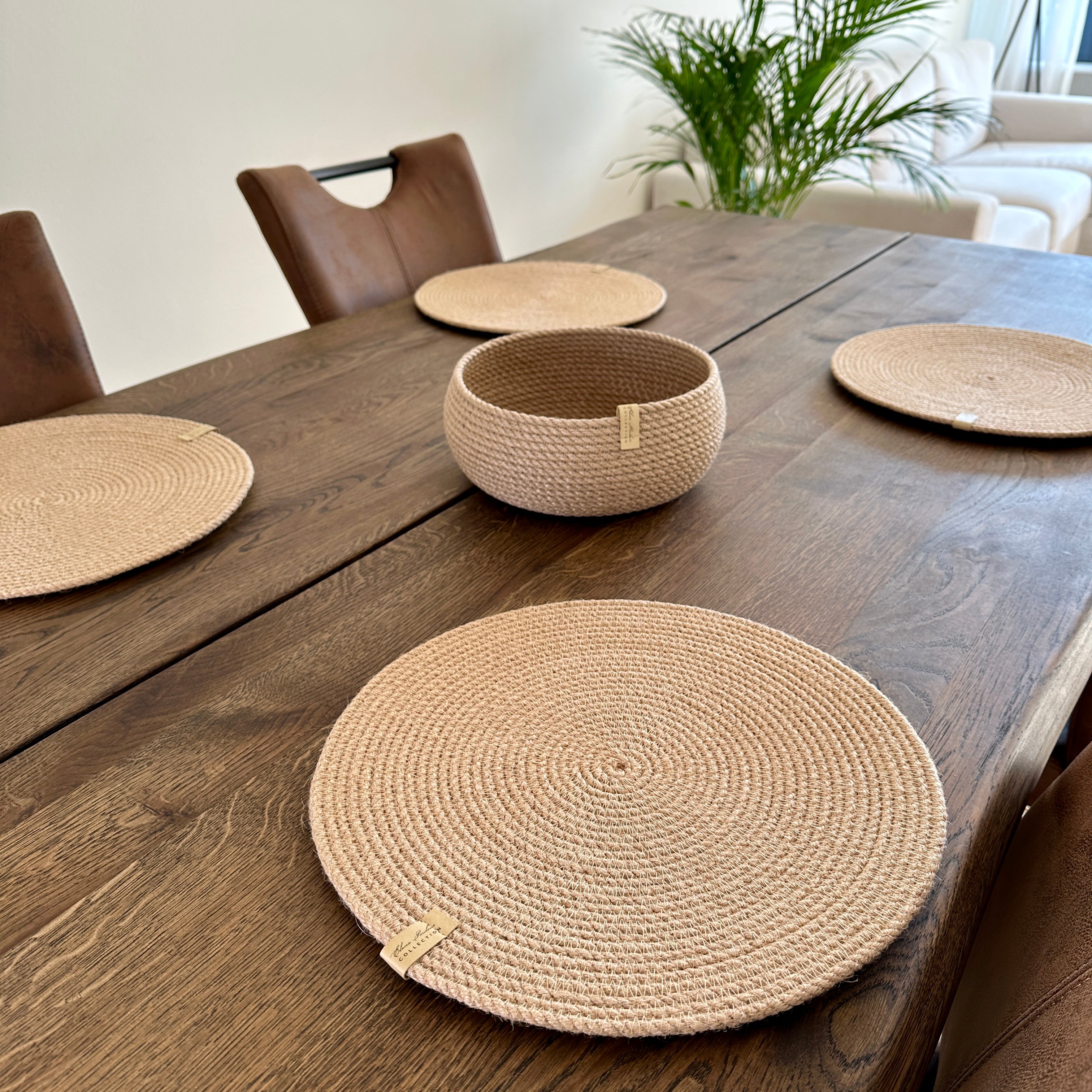 Øko-sæt: fire runde dækkeservietter i jute Ø33 cm og en rund tøndeformet kurv 20×10 cm. Naturlig struktur, premiumkvalitet, perfekt til borddækning i skandinavisk stil.