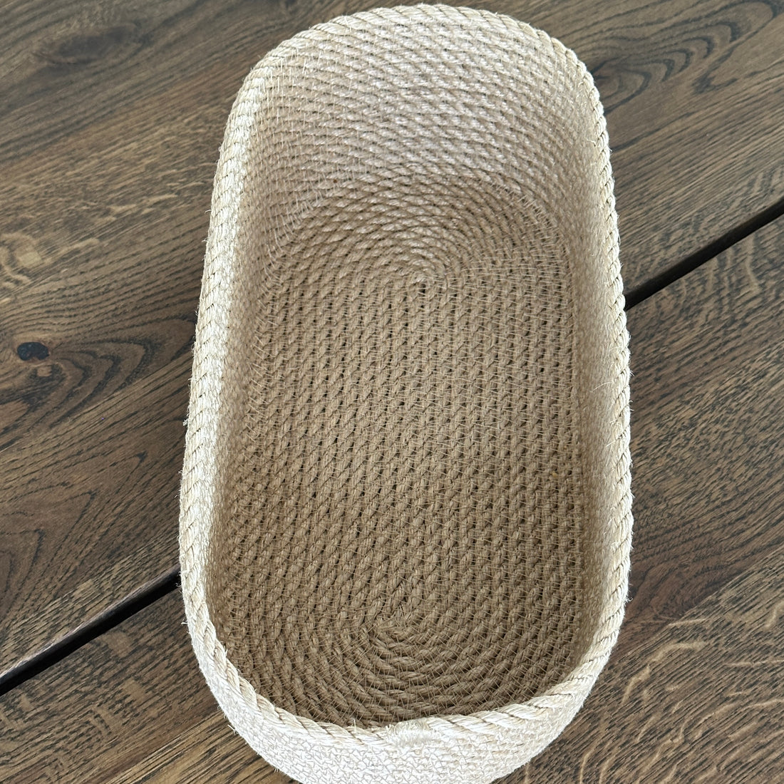 Kurv i oval form af slidstærk jute. Et bæredygtigt håndlavet produkt til borddækning og organisering i hjemmet.