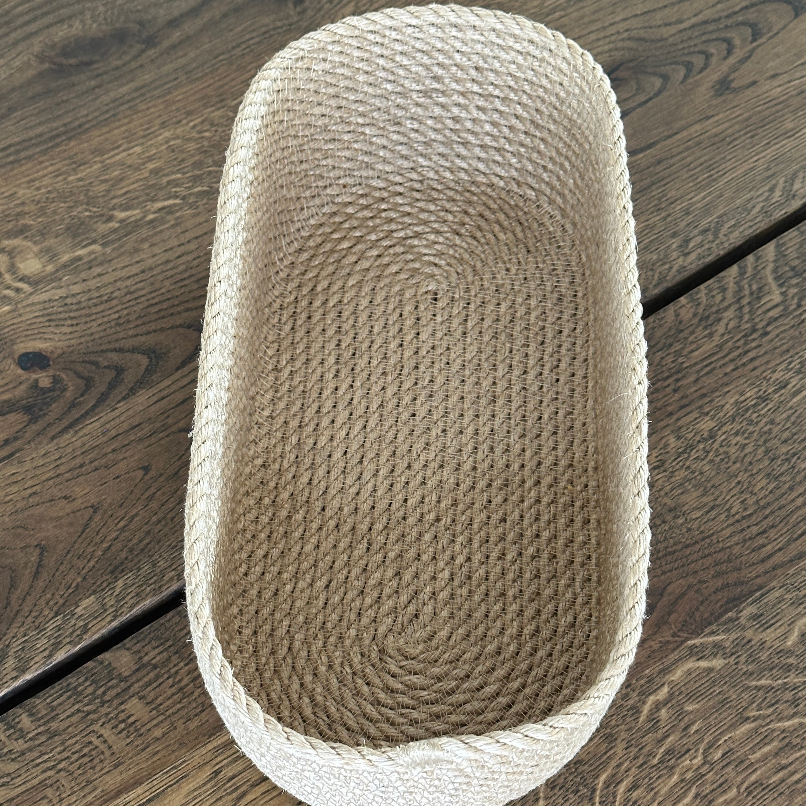 Kurv i oval form af slidstærk jute. Et bæredygtigt håndlavet produkt til borddækning og organisering i hjemmet.