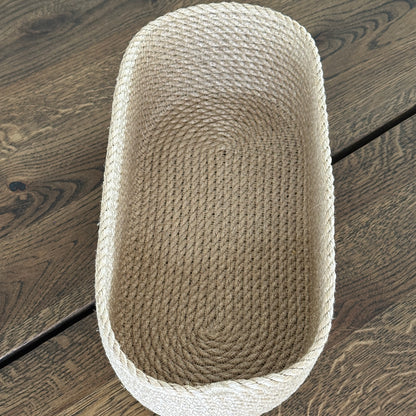 Kurv i oval form af slidstærk jute. Et bæredygtigt håndlavet produkt til borddækning og organisering i hjemmet.