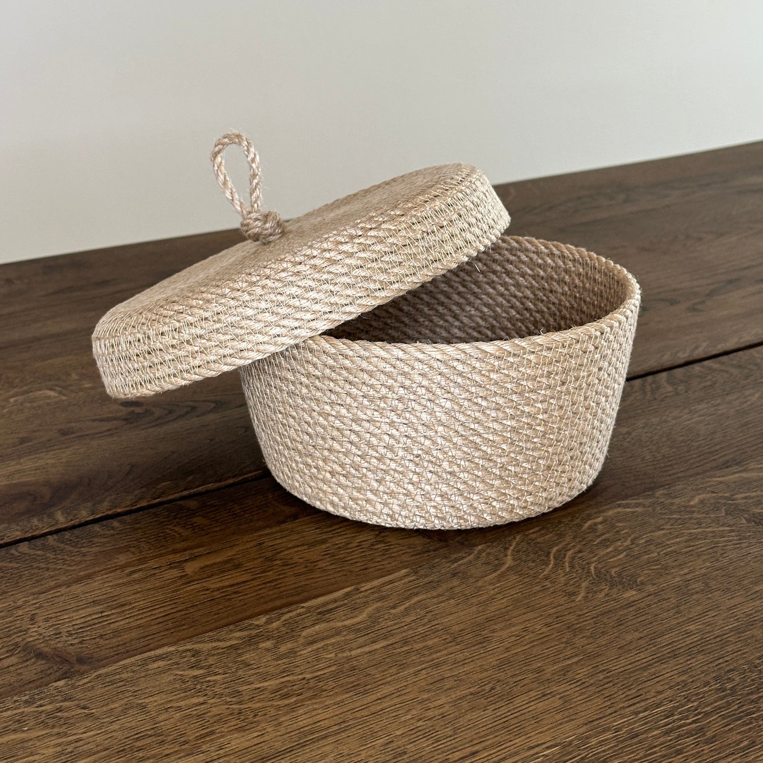 Håndlavet jute kurv i lille størrelse – ideel til smykker, nøgler og små hverdagsting.