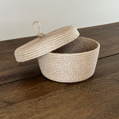 Håndlavet jute kurv i lille størrelse – ideel til smykker, nøgler og små hverdagsting.