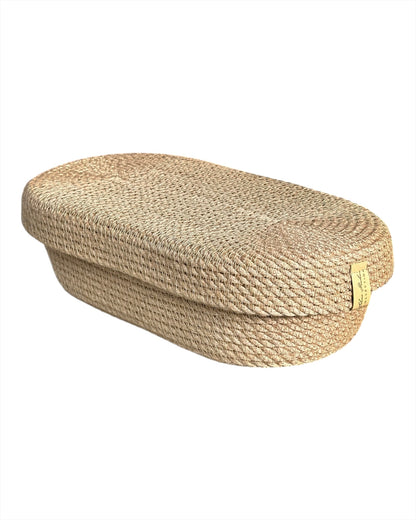 Håndlavet oval kurv i naturjute med låg, størrelse 33×9 cm, stilfuld løsning til køkken, badeværelse eller opbevaring af småting.
