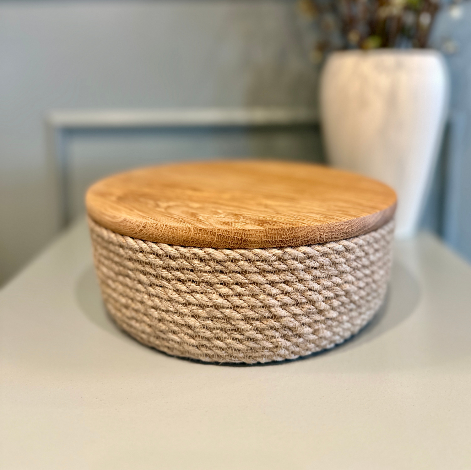 Jutekurv med låg i massiv eg, højde 7 cm. Perfekt til opbevaring i stue, køkken eller badeværelse.
