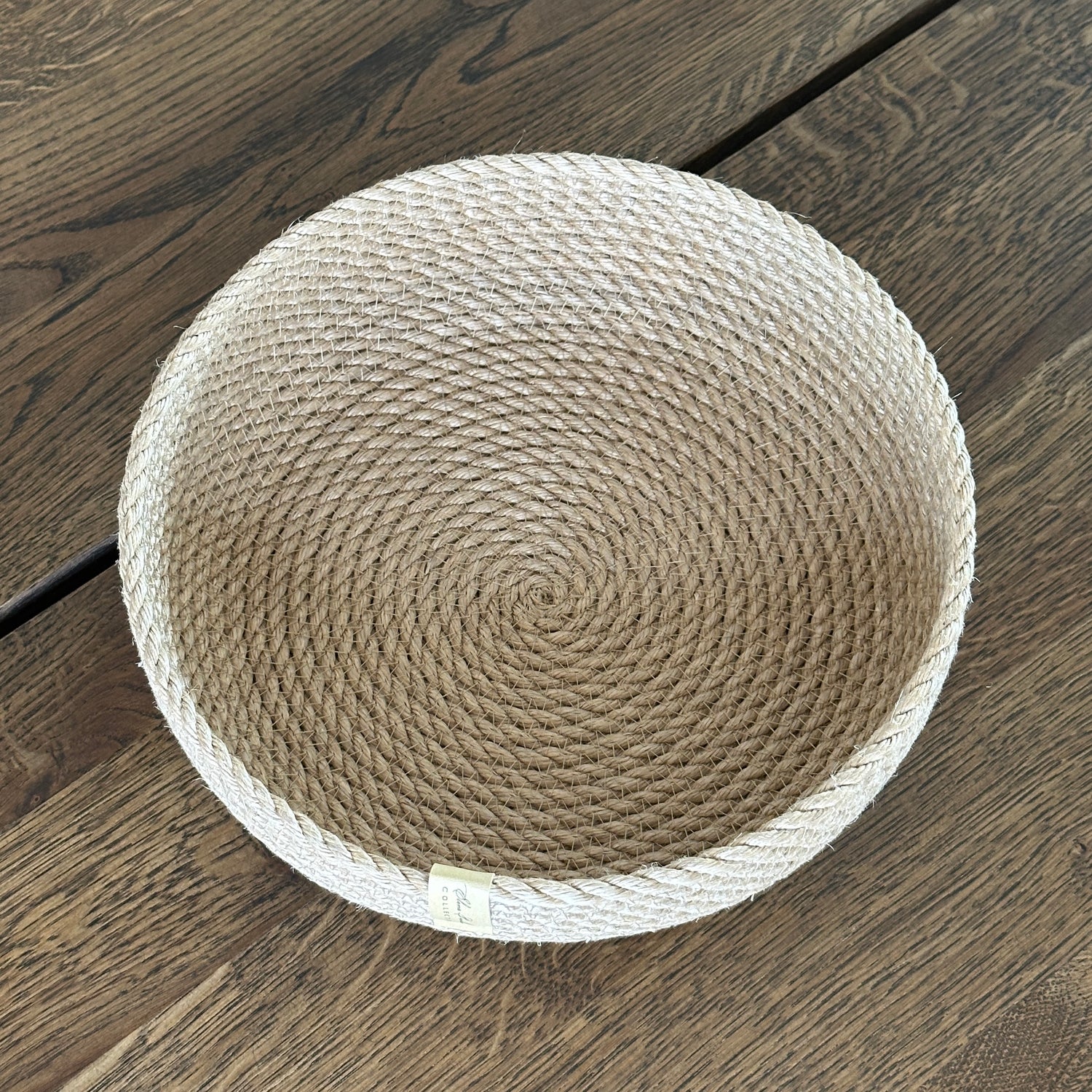 Håndlavet rund kurv af jute – stærk, bæredygtig og elegant. Perfekt til opbevaring af frugt, brød eller som et dekorativt element på bordet.