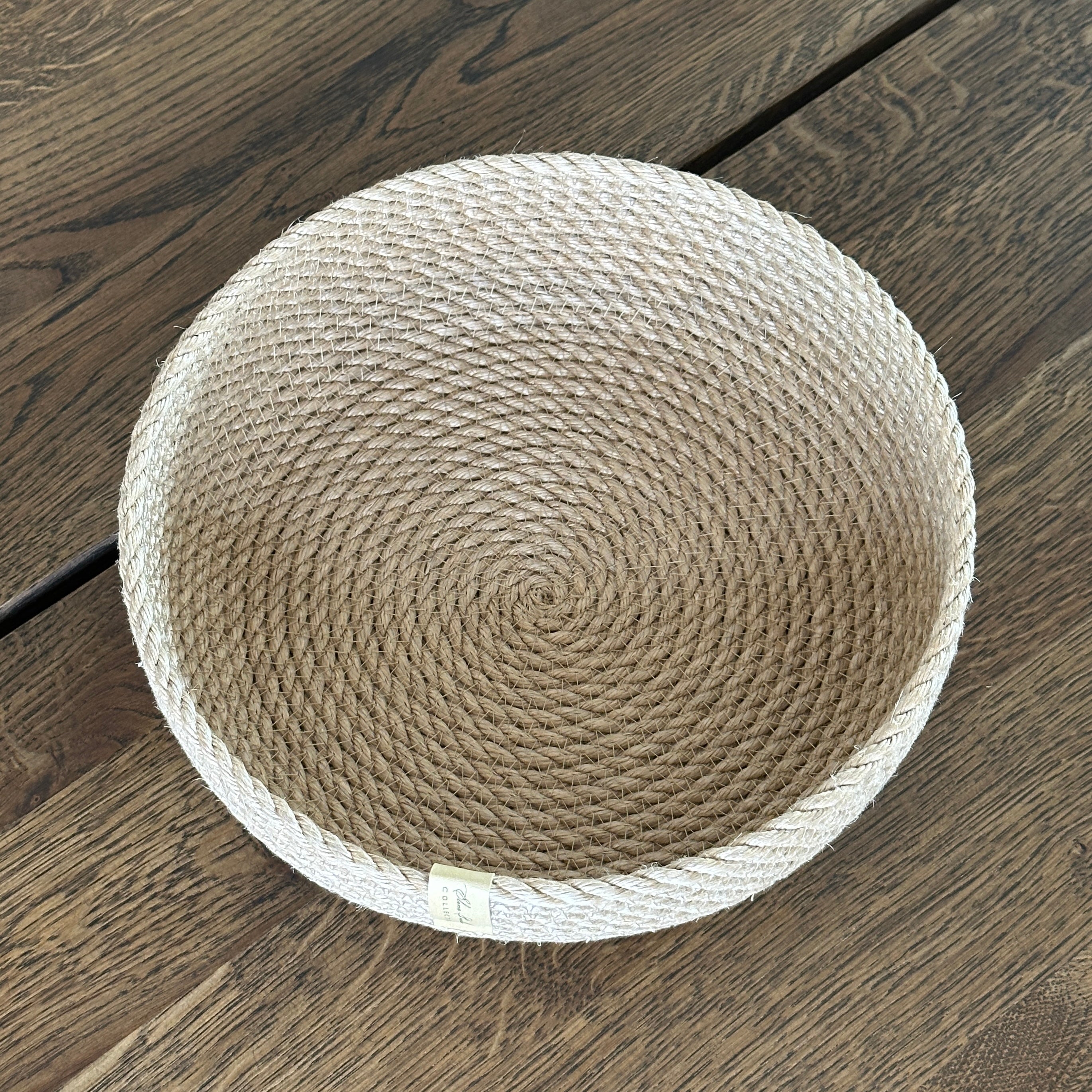 Håndlavet rund kurv af jute – stærk, bæredygtig og elegant. Perfekt til opbevaring af frugt, brød eller som et dekorativt element på bordet.