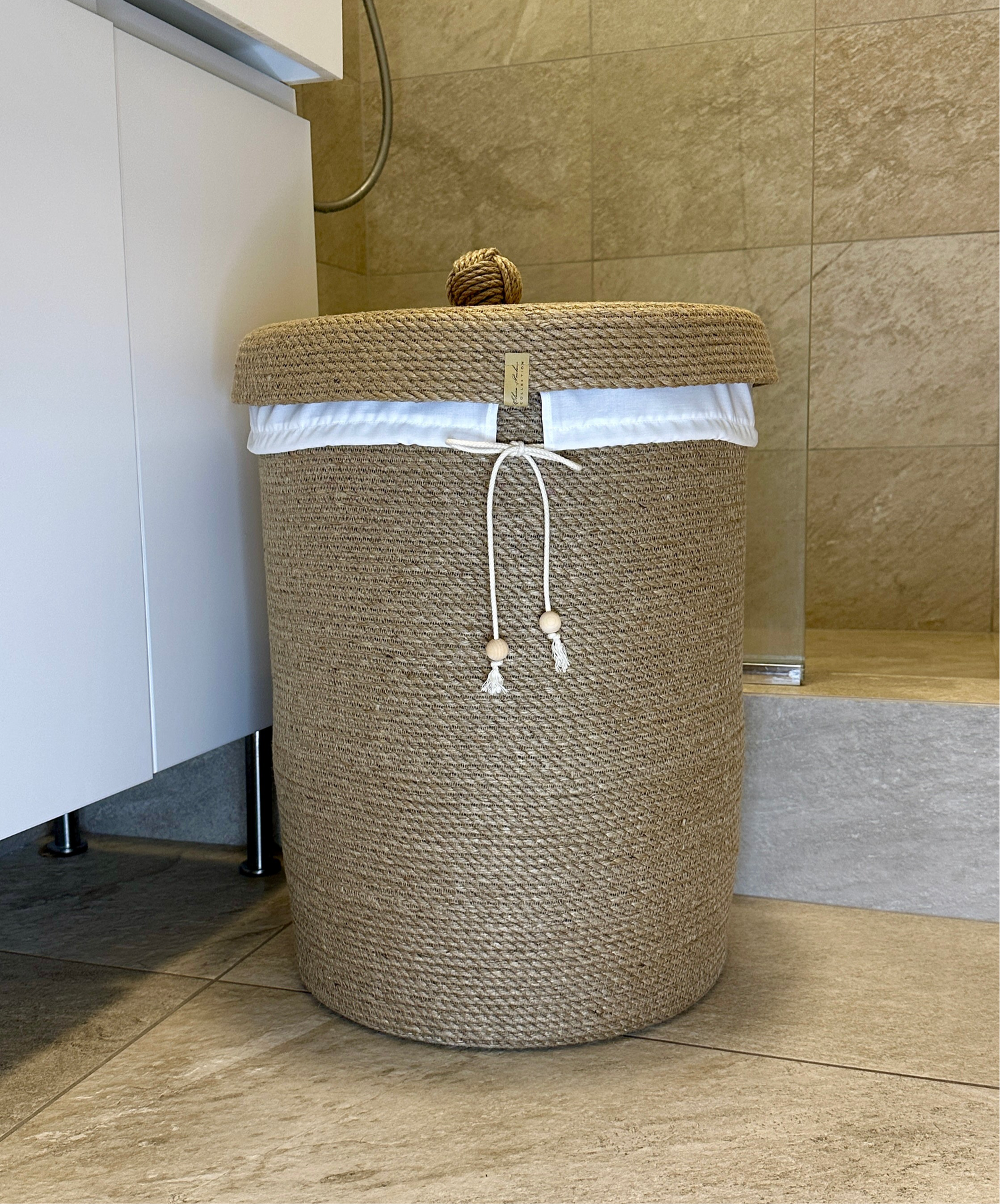Miljøvenlig opbevaringskurv i jute med låg og indvendig pose – skabt i hånden til dit badeværelse.
