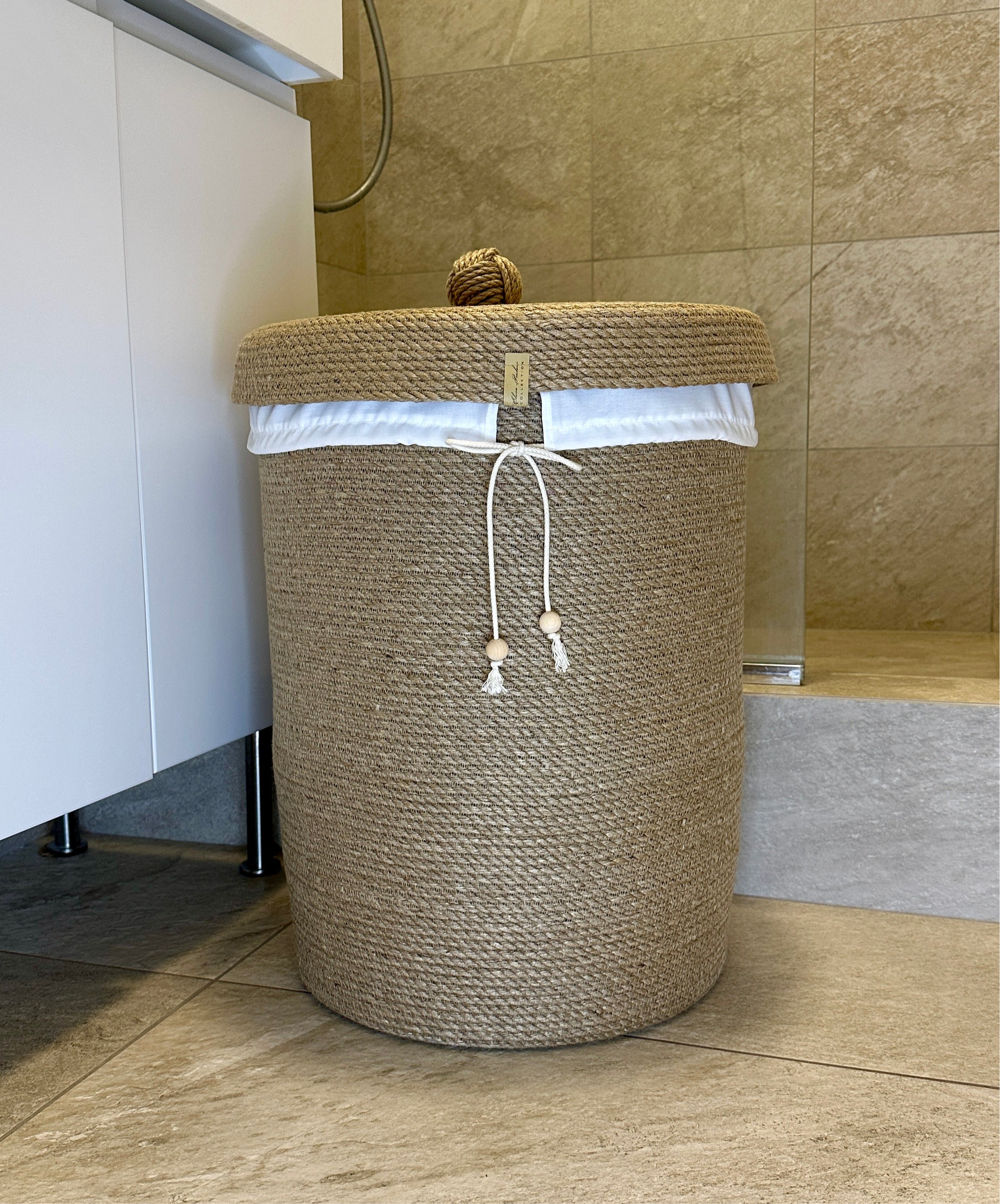 Miljøvenlig opbevaringskurv i jute med låg og indvendig pose – skabt i hånden til dit badeværelse.